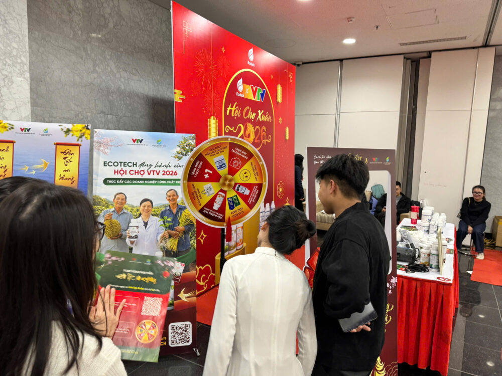 Khách hàng chơi minigame tại gian hàng Easy Farm