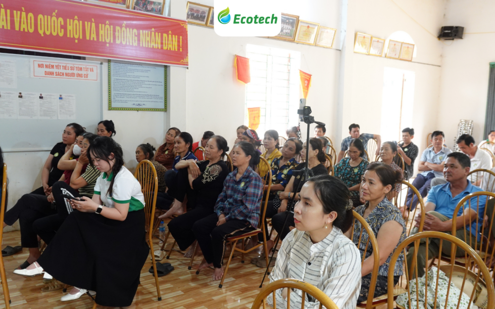 Bà con HTX na dai Liên Khuyên chăm chú lắng nghe chia sẻ từ chuyên gia